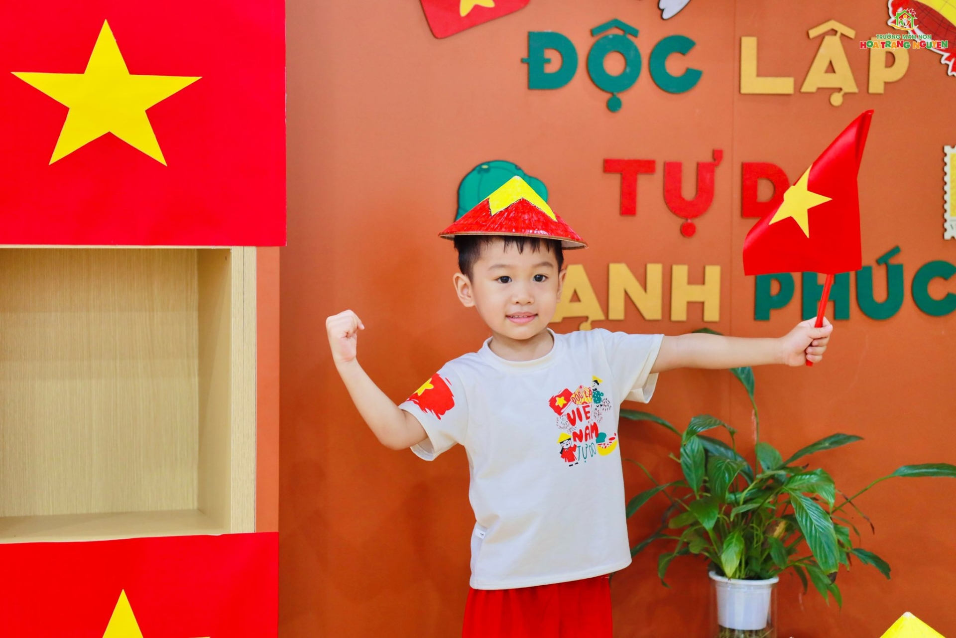 Rực rỡ sắc đỏ tự hào Việt Nam tại Hoa Trạng Nguyên